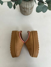 Load image into Gallery viewer, Snugg Tazz Platform Slippers (Camel)
