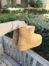 Load image into Gallery viewer, Snugg Mini Platform Boots (Chestnut)
