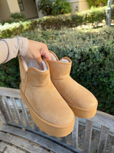 Load image into Gallery viewer, Snugg Mini Platform Boots (Chestnut)
