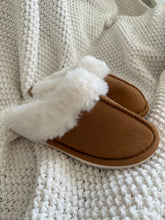 Load image into Gallery viewer, Snugg Slippers (Chestnut)
